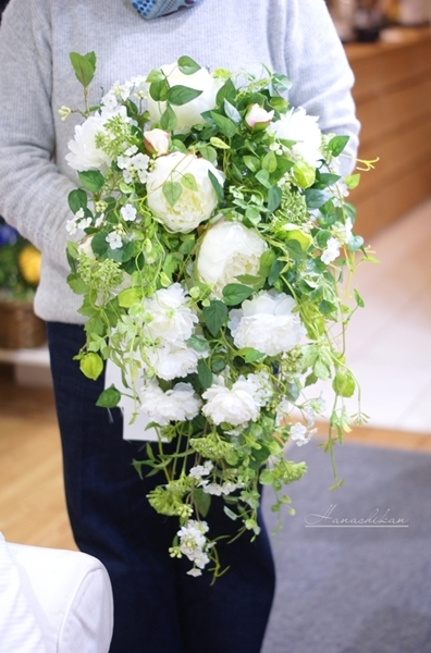 お母さまが作られたグリーンたっぷりのキャスケードブーケ