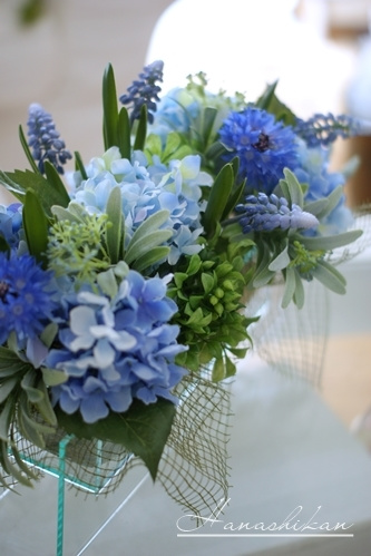 紫陽花とムスカリのテーブルアレンジメント