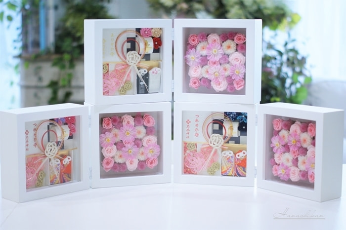 つれそひ守とよりそひ守を入れたフラワーフレーム