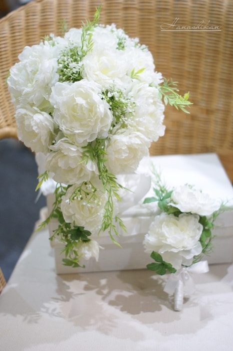 ホワイト&グリーンのセミキャスケードブーケ&ブートニア