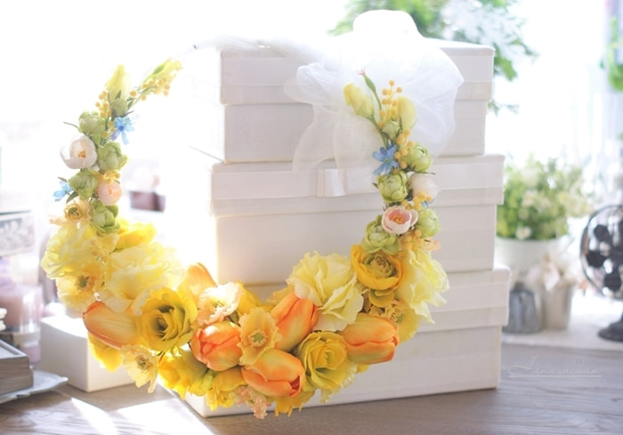 イエローカラーのクレッセント型リースブーケ