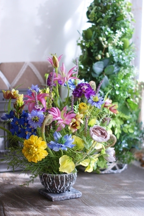 百花繚乱!春の華やかアレンジメント