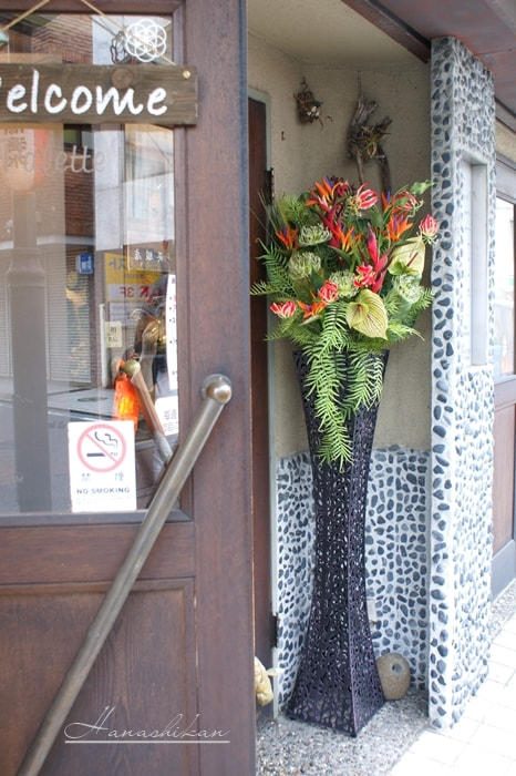 美容院の玄関脇に飾るスタンド装花のレンタルフラワー