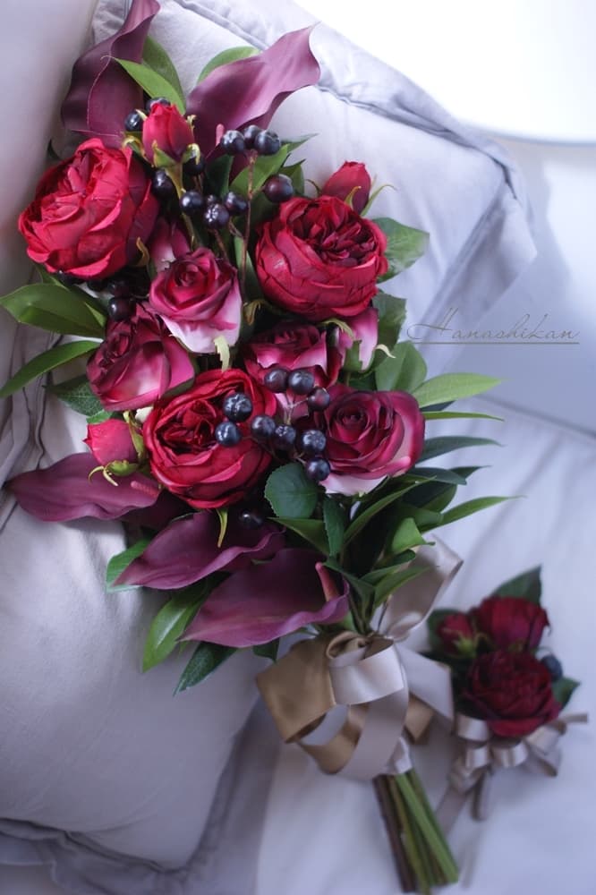 バラとカラーを使った深紅のアームブーケ