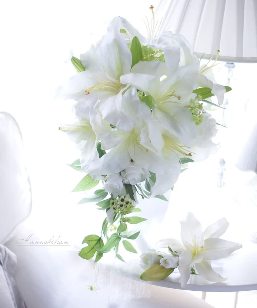 エレガントなカサブランカのセミキャスケードブーケ