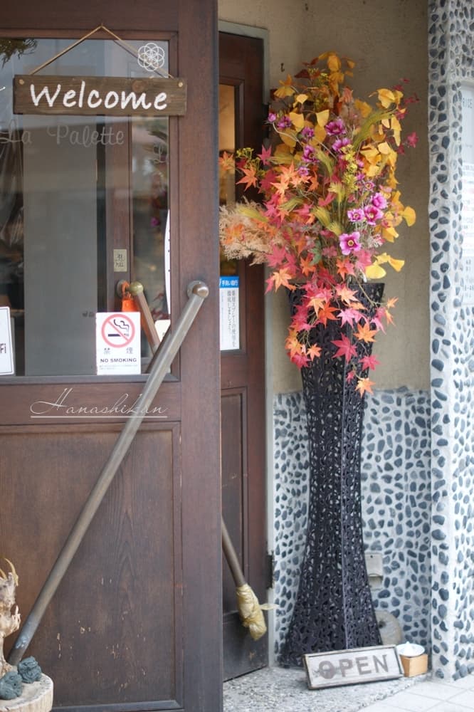 美容院店頭に飾る秋のレンタルディスプレイフラワースタンド型