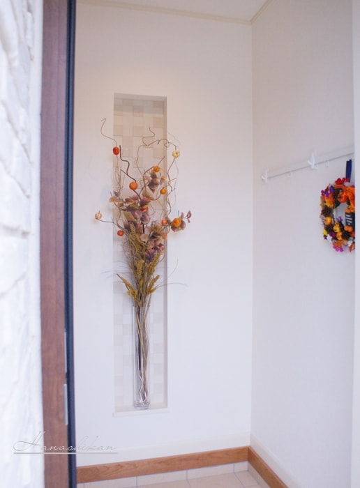 玄関ニッチに飾る秋色ディスプレイ