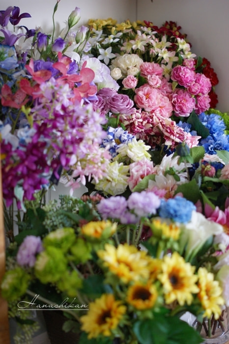 アトリエに揃えている花材の様子