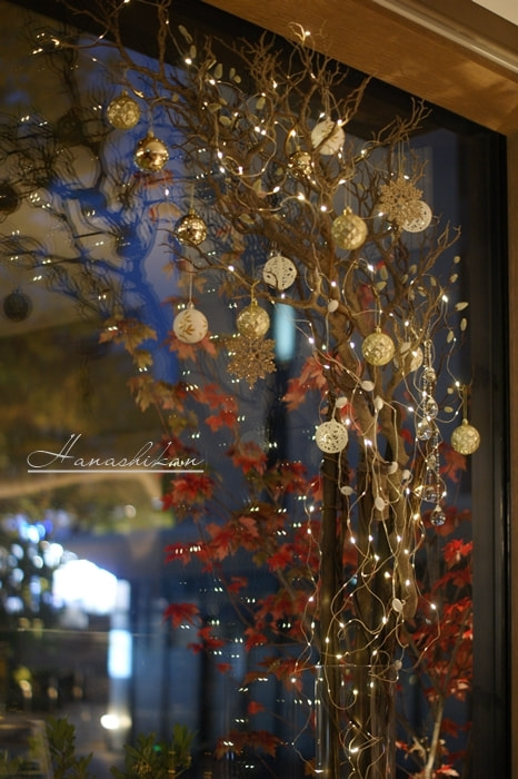 レストラン窓際に飾るクリスマスディスプレイ