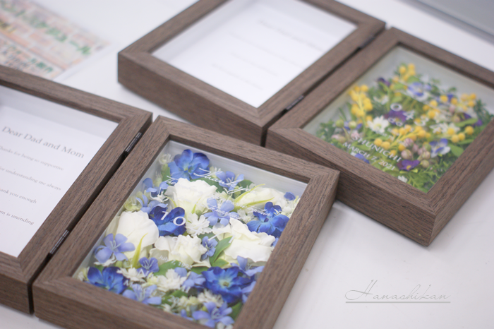 子育て感謝状が入ったフレームアレンジメント