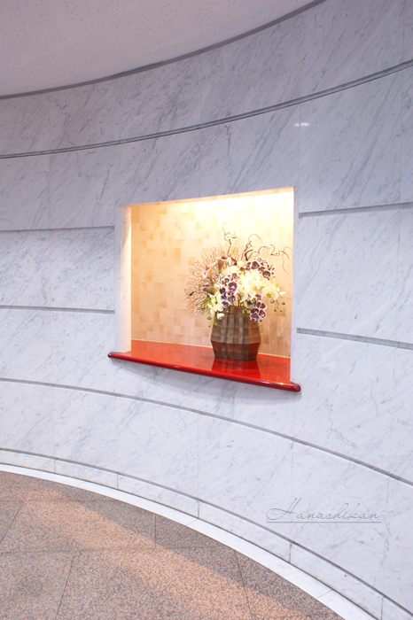 オフィスエントランスに飾る胡蝶蘭のモダンアレンジメント
