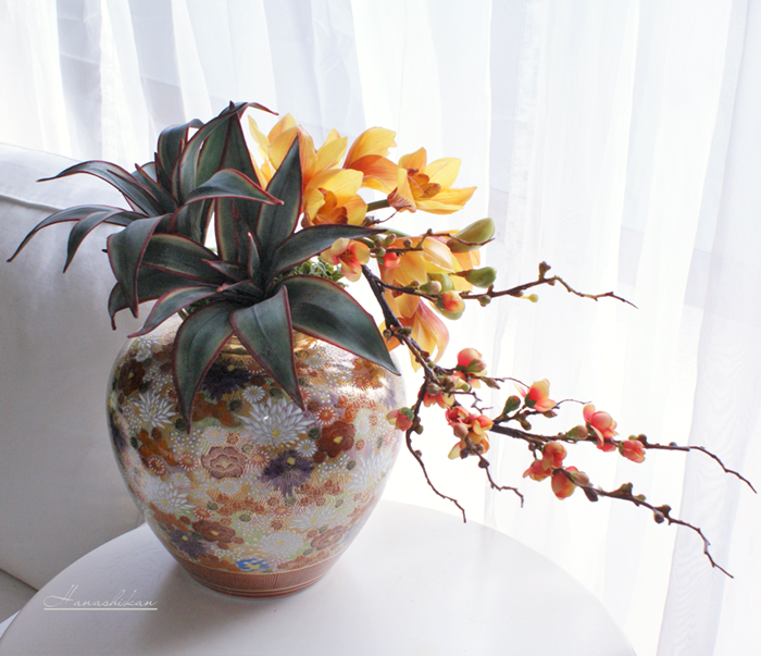 九谷焼の華やかな花瓶に仕立てた大胆なアレンジメント