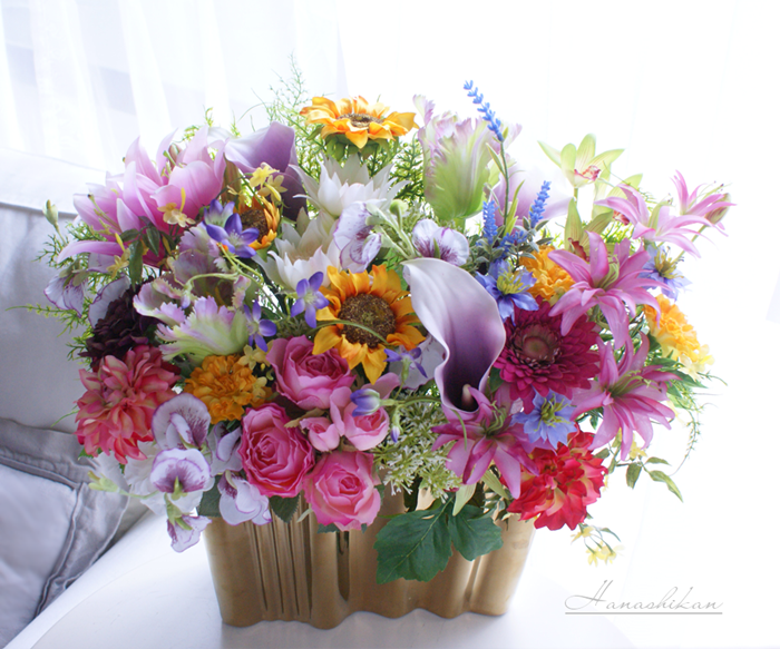 還暦のお祝いにお好きなお花を混ぜてお仕立てした華やかなアレンジメント