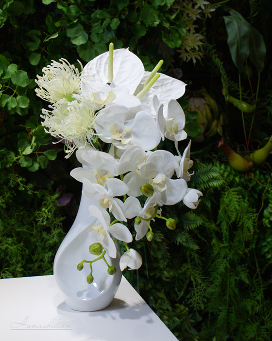 胡蝶蘭とアンスリウムの真っ白なアレンジメント