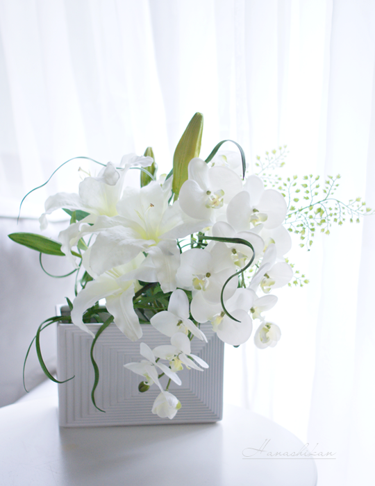 カサブランカと胡蝶蘭の真っ白でエレガントなアレンジメント