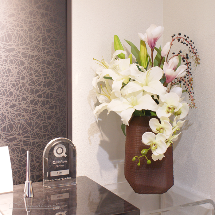 オフィスエントランスに飾るカサブランカと胡蝶蘭のエレガントなアレンジメント