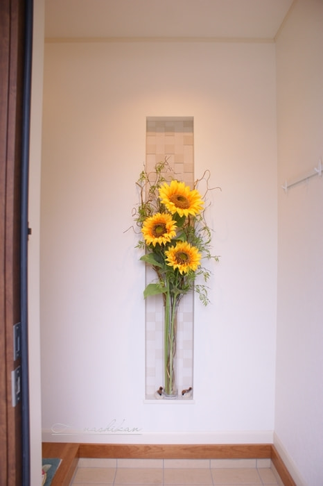 一般住宅玄関ニッチに飾る向日葵のディスプレイフラワー