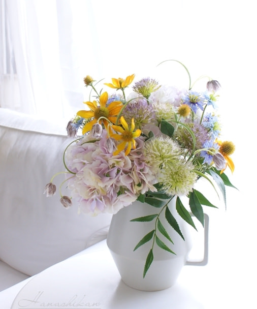 紫陽花とルドベキアを使った初夏のアレンジメント