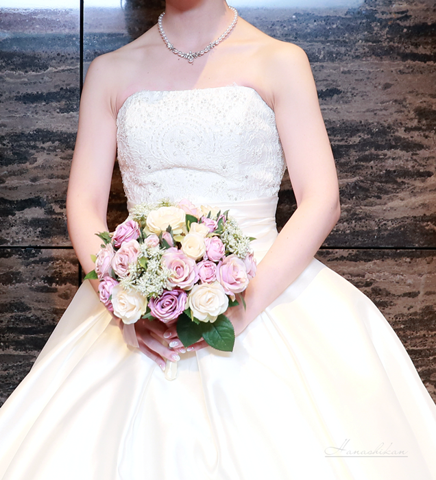 コロンと可愛いバラのラウンドブーケ