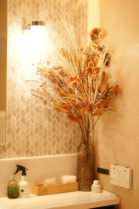 レストラン化粧室に飾る秋色アレンジメント