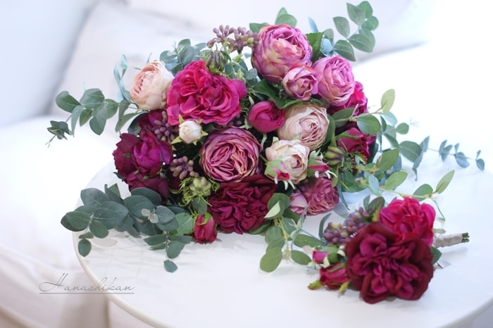 濃いめピンクのローズを使ったクラッチブーケとブートニア