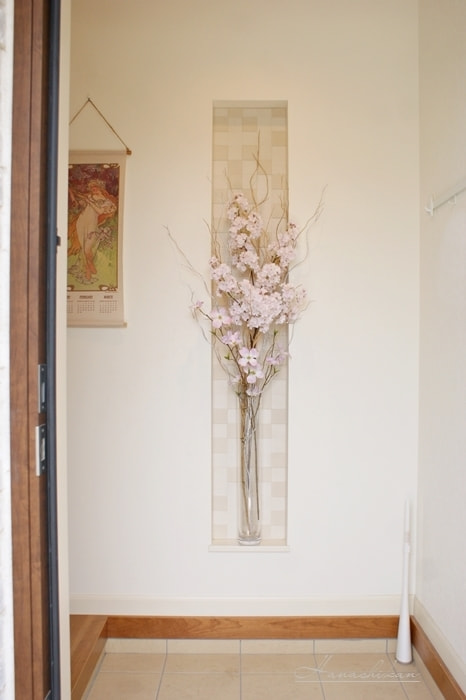 一般住宅ニッチに飾る桜のディスプレイ
