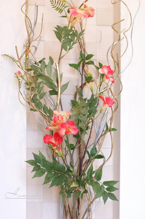 玄関にディスプレイしたスタイリッシュなインテリアアレンジメント 花芝翫のつれづれアレンジメントブログ 東京 横浜 花芝翫hanashikan